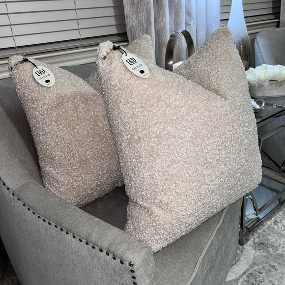 COPY - 1-NWT CALLISTO HOME BOUCLE DECORATIVE
THROW PILLOW (Read description for… - Picture 13 of 15